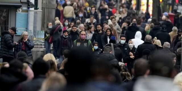 Μετάλλαξη Όμικρον: Πάνω από 12.000 νέα επιβεβαιωμένα κρούσματα στη Βρετανία