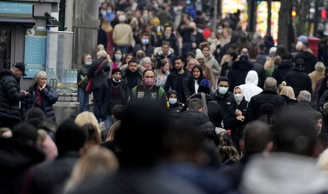 Μετάλλαξη Όμικρον: Πάνω από 12.000 νέα επιβεβαιωμένα κρούσματα στη Βρετανία