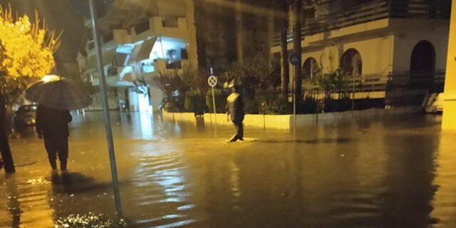 Η κακοκαιρία χτύπησε το Μεσολόγγι – “Βούλιαξαν” οι δρόμοι, πλημμύρισαν σπίτια