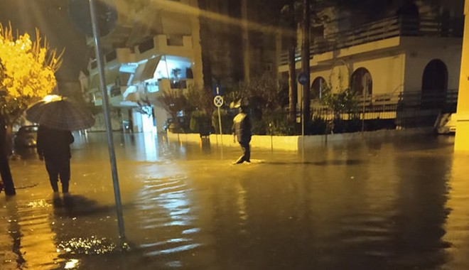 Η κακοκαιρία χτύπησε το Μεσολόγγι – “Βούλιαξαν” οι δρόμοι, πλημμύρισαν σπίτια
