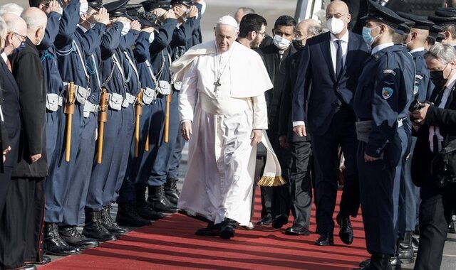 Πάπας Φραγκίσκος: Έφτασε στην Ελλάδα ο Ποντίφικας – Τον υποδέχτηκε ο Δένδιας