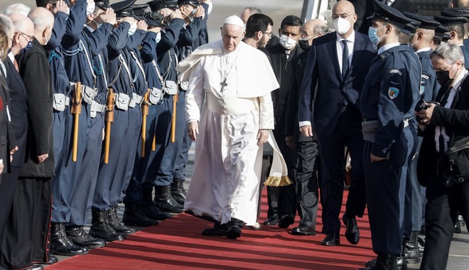 Πάπας Φραγκίσκος: Έφτασε στην Ελλάδα ο Ποντίφικας – Τον υποδέχτηκε ο Δένδιας