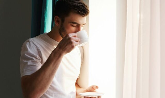 Γιατί ο καφές μάς στέλνει τόσο γρήγορα στην τουαλέτα; Η απάντηση κρύβεται στον εγκέφαλο