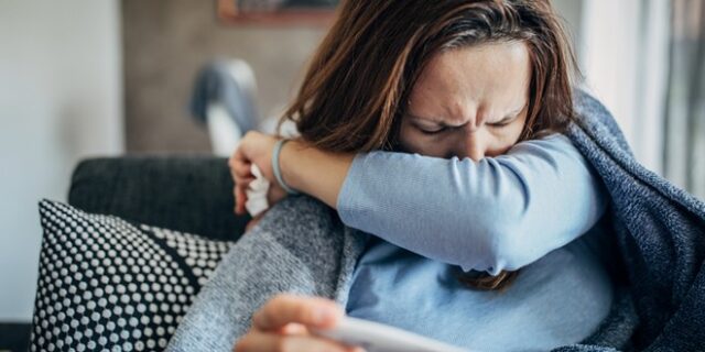 Μετάλλαξη Όμικρον: Τι συμπτώματα προκαλεί σε εμβολιασμένους και ανεμβολίαστους – Πόσο διαφέρουν ανά δόση