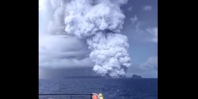 Τόνγκα: Κίνδυνος τοξικής βροχής μετά από έκρηξη ηφαιστείου – Εντυπωσιακό βίντεο