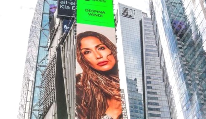 Η Δέσποινα Βανδή φιγουράρει στην Times Square και το twitter παραληρεί – Το νέο της τραγούδι
