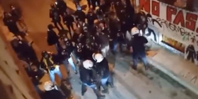 Εξάρχεια: Αστυνομικοί σπάνε τζαμαρία πολυκατοικίας για να συλλάβουν διαδηλωτές