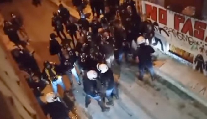 Εξάρχεια: Αστυνομικοί σπάνε τζαμαρία πολυκατοικίας για να συλλάβουν διαδηλωτές
