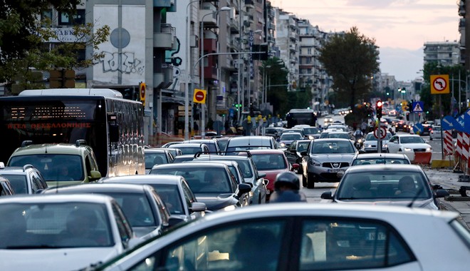 Μποτιλιάρισμα: Πόσες ώρες χάνουν στον δρόμο οι οδηγοί σε Αθήνα και Θεσσαλονίκη