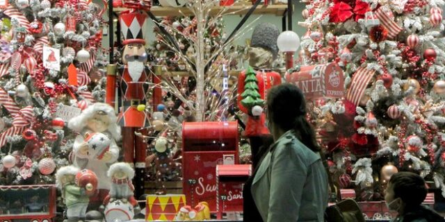 Χριστούγεννα 2021: Ανοιχτά καταστήματα την Κυριακή – Το εορταστικό ωράριο