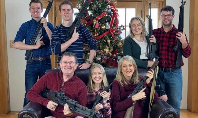 ΗΠΑ: Βουλευτής φωτογραφίζεται με την οικογένειά του κρατώντας πυροβόλα