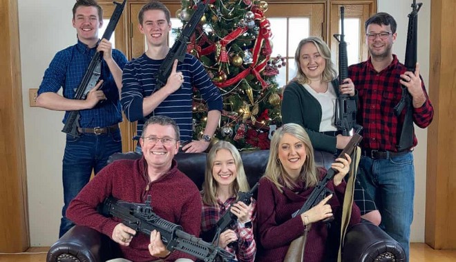 ΗΠΑ: Βουλευτής φωτογραφίζεται με την οικογένειά του κρατώντας πυροβόλα