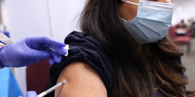 ΕΕ: Ζωτικής και επείγουσας σημασίας οι εμβολιασμοί και η χορήγηση ενισχυτικών δόσεων