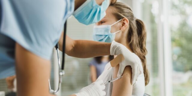 Εμβόλιο κορονοϊού: Γιατί η τρίτη δόση είναι πιο αποτελεσματική από τις δύο πρώτες