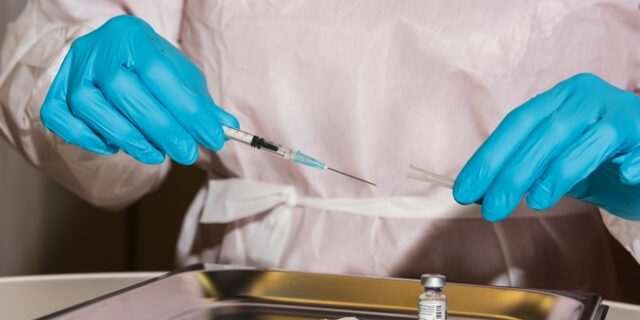 Εμβόλιο – τρίτη δόση: Άνοιξε η πλατφόρμα για τη χορήγησή της στους 3 μήνες
