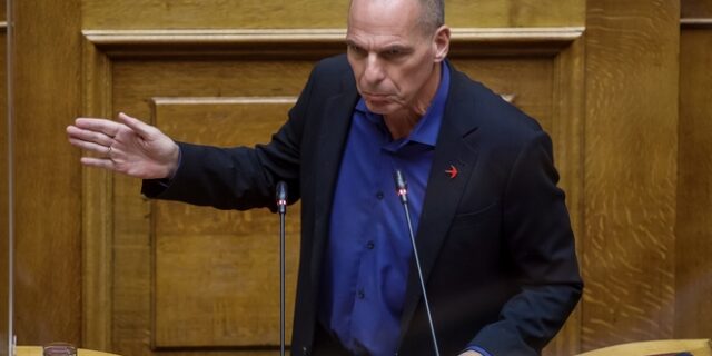 Βαρουφάκης: Καταγγέλλει τη διαδικασία για την ομιλία Ζελένσκι στη Βουλή
