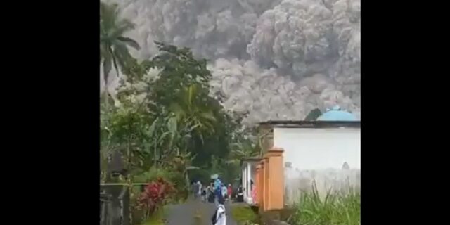 Ινδονησία: Βίντεο από την έκρηξη ηφαιστείου – Τέφρα κάλυψε τον ουρανό