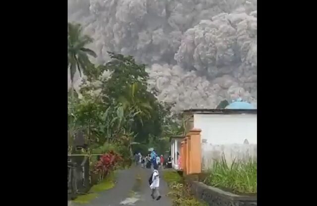 Ινδονησία: Βίντεο από την έκρηξη ηφαιστείου – Τέφρα κάλυψε τον ουρανό