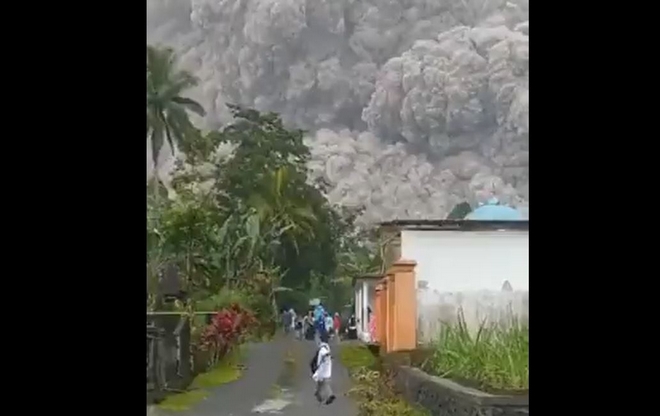 Ινδονησία: Βίντεο από την έκρηξη ηφαιστείου – Τέφρα κάλυψε τον ουρανό