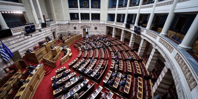 Βουλή: Ψηφίστηκε ο υποχρεωτικός εμβολιασμός των άνω των 60 ετών και η έκτακτη ενίσχυση στους ευάλωτους