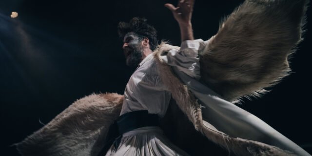 Είδαμε τον “Κοτζάμπαση του Καστρόπυργου” στο θέατρο Πορεία: Απλώς, τρέξτε!