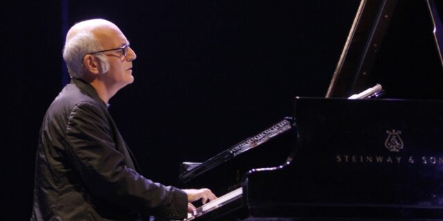 Η “ρευστή” επιστροφή του Ludovico Einaudi – Αυτός και το πιάνο του