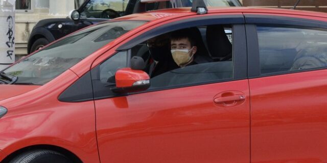 “Πιάνει” τιμόνι ο πρώτος 17χρονος οδηγός – Τι αλλάζει με τον νέο νόμο “Οδηγώντας με Ασφάλεια”