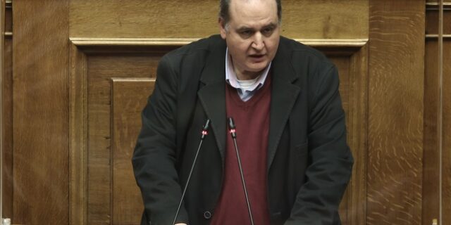 Φίλης για άνοιγμα σχολείων: Επιλέγουν ως λύση την ανοσία της αγέλης