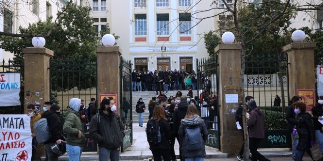 Περιορισμένη ένταση στην ΑΣΟΕΕ – Επίθεση σε συνεργείο της ΕΡΤ