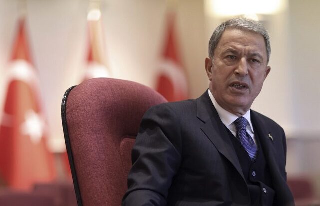 Ακάρ: “Οι Έλληνες πολιτικοί ξυπνούν και κοιμούνται με τη λέξη Τουρκία”