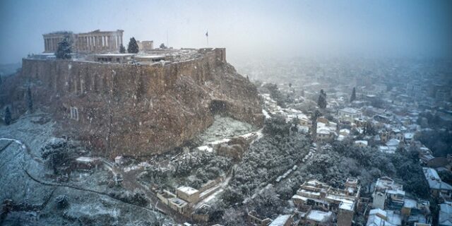 Εντυπωσιακό βίντεο: Η Ακρόπολη “ντυμένη” στα λευκά από ψηλά