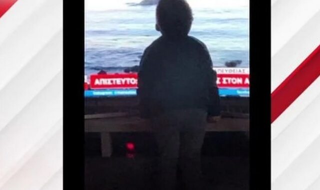 Συγκινητική εικόνα με τη μικρή φάλαινα στον Άλιμο: Αγοράκι της δίνει φιλί από την τηλεόραση