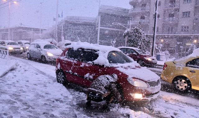 Κακοκαιρία Ελπίδα: Με αντιολισθητικές αλυσίδες η κυκλοφορία οχημάτων στην Αττική