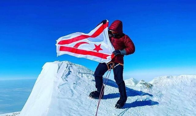 Νεκρός ο ορειβάτης που είχε υψώσει τη σημαία του ψευδοκράτους στην Ανταρκτική