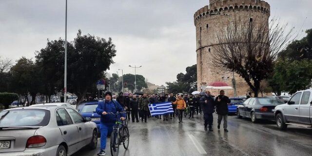 Θεσσαλονίκη: Πορεία αντιεμβολιαστών με συνθήματα υπέρ του Τζόκοβιτς