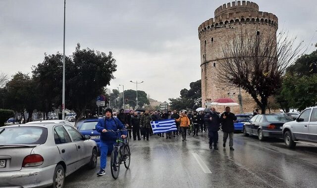 Θεσσαλονίκη: Πορεία αντιεμβολιαστών με συνθήματα υπέρ του Τζόκοβιτς