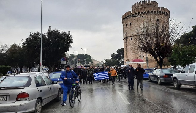 Θεσσαλονίκη: Πορεία αντιεμβολιαστών με συνθήματα υπέρ του Τζόκοβιτς