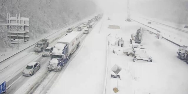ΗΠΑ: Κλειστός αυτοκινητόδρομος στη Βιρτζίνια λόγω χιονοθύελλας – Ταλαιπωρία για δεκάδες οδηγούς
