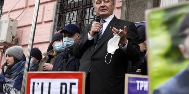 Ουκρανία: Απορρίφθηκε το αίτημα της εισαγγελίας να συλληφθεί ο πρώην πρόεδρος Ποροσένκο