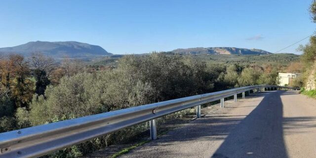 Κρήτη: Πατέρας που έχασε το παιδί του κάνει αυτό που δεν έκανε η πολιτεία, βάζει μπάρες στο δρόμο