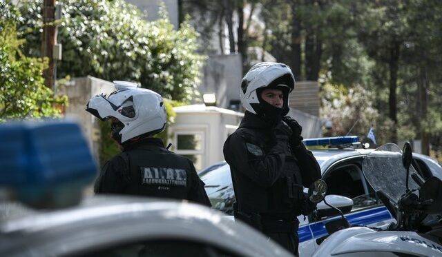 Αργυρούπολη: Παραδόθηκε και συνελήφθη ο άντρας που τραυμάτισε βαριά τη σύντροφό του