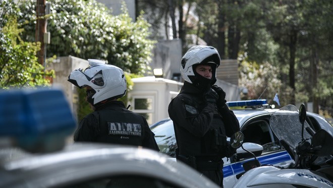 Αργυρούπολη: Παραδόθηκε και συνελήφθη ο άντρας που τραυμάτισε βαριά τη σύντροφό του