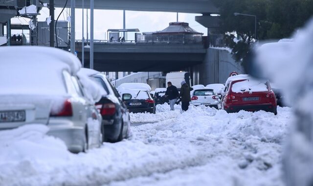 Κακοκαιρία Ελπίδα: Τουλάχιστον 5.000 άνθρωποι εγκλωβίστηκαν στην Αττική Οδό – 3.500 έχουν απεγκλωβιστεί