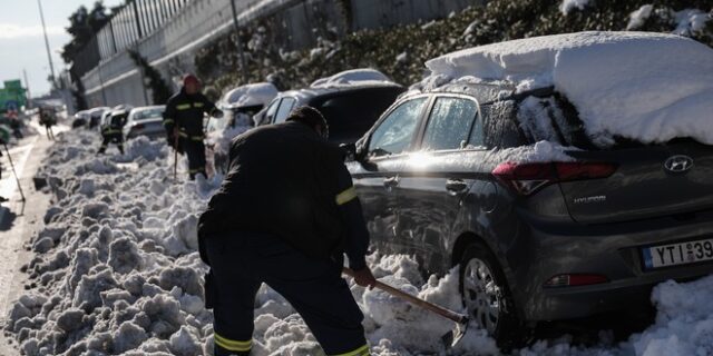 Κακοκαιρία Ελπίδα: Συνεχίζονται οι προσπάθειες απομάκρυνσης ακινητοποιημένων οχημάτων στην Αττική Οδό