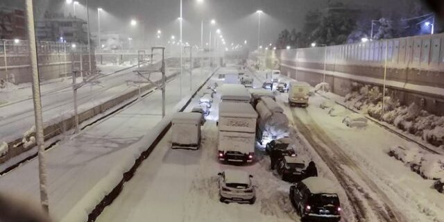 Αττική Οδός: Ο άνδρας που υπέστη έμφραγμα περπάτησε 1 χλμ μέχρι το ασθενοφόρο -Ήρωες δύο φαντάροι