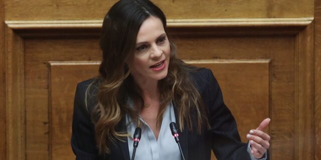 Αχτσιόγλου: “Ασυλίες, μπόνους και ζημία Δημοσίου, η στρατηγική της ΝΔ στις τράπεζες”