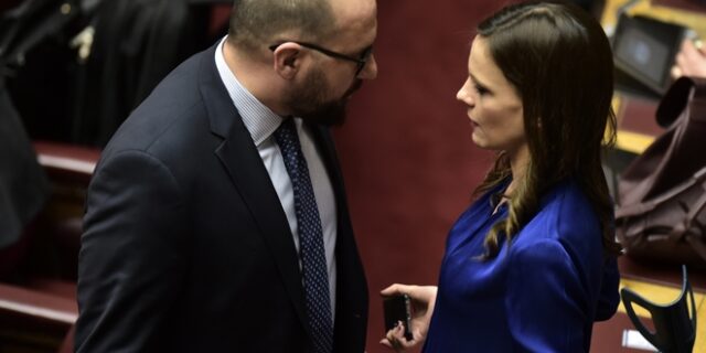Σε καραντίνα Αχτσιόγλου – Τζανακόπουλος: Θετικός στον κορονοϊό ο γιος τους