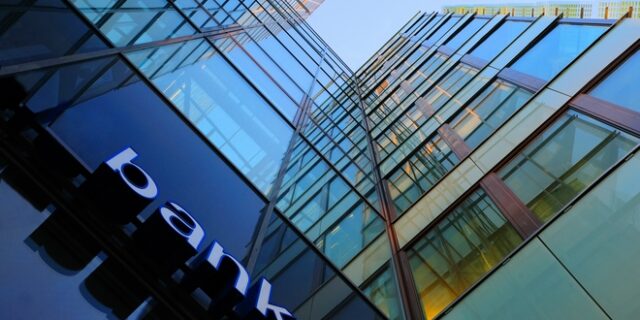 Τράπεζες: Τις μειώσεις μισθών από το 2013 ζητάνε πίσω οι τραπεζοϋπάλληλοι