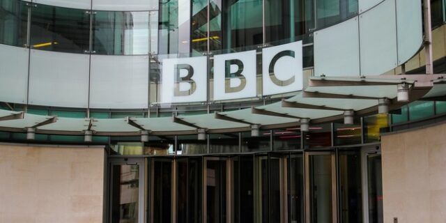 Daily Mail: Η βρετανική κυβέρνηση θα διακόψει τη χρηματοδότηση του BBC