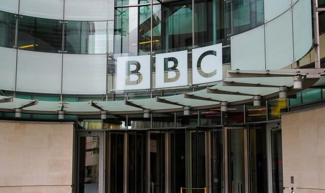 Daily Mail: Η βρετανική κυβέρνηση θα διακόψει τη χρηματοδότηση του BBC